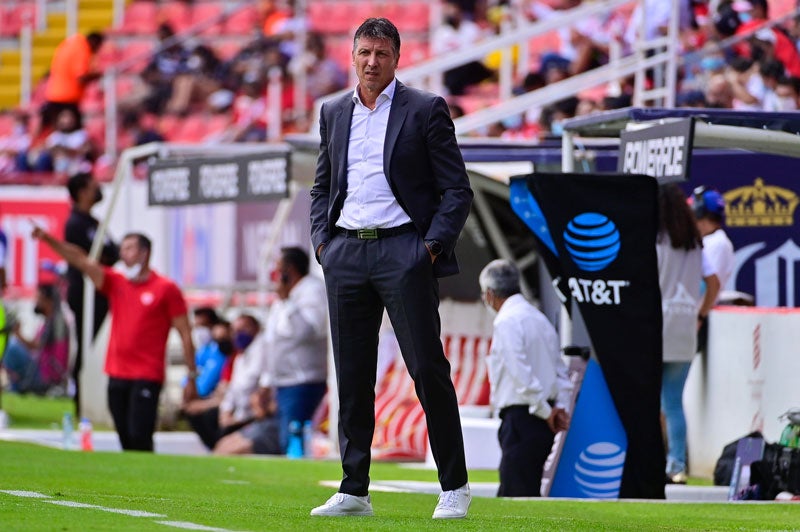 El técnico uruguayo observando el partido contra Necaxa