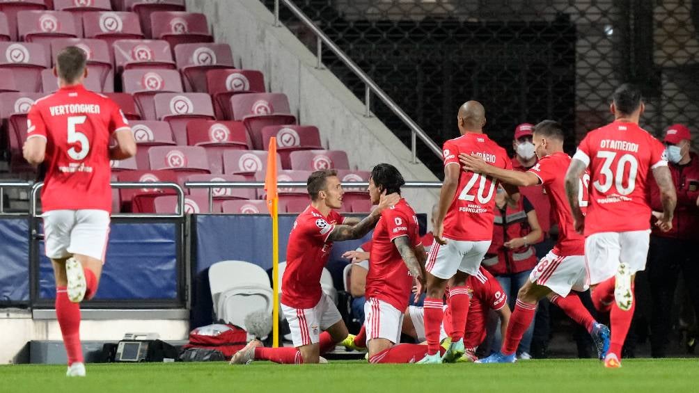 Los jugadores del Benfica celebrando el primer gol