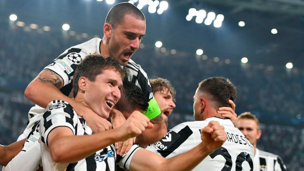 Jugadores de la Juventus celebrando el gol de Chiesa