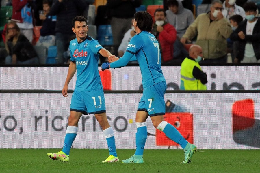 Chucky Lozano durante un partido con Napoli