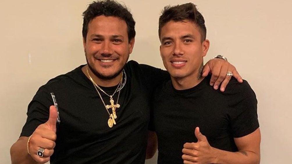 Pérez con el jugador Andrés Roa