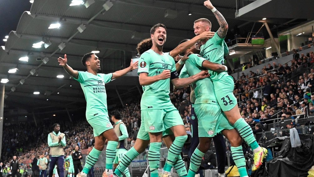 PSV celebra durante partido frente al Sturm Graz en la Europa League