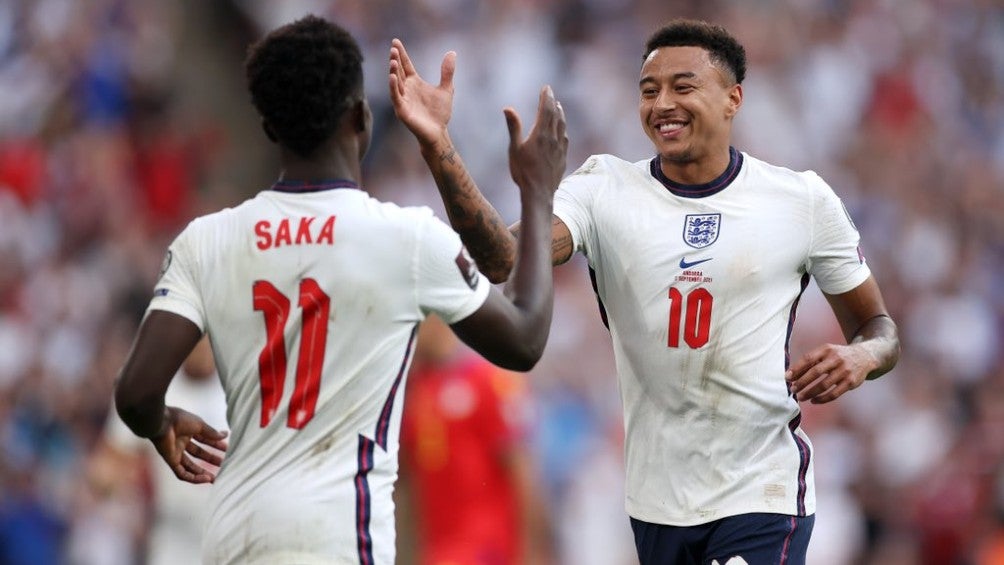 Jesse Lingard junto a Saka durante partido