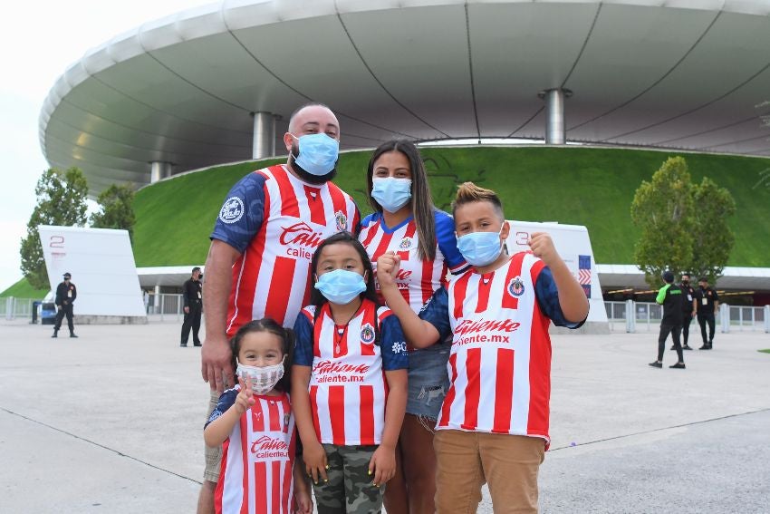 Aficionados de Chivas a las afueras del Estadio Akron