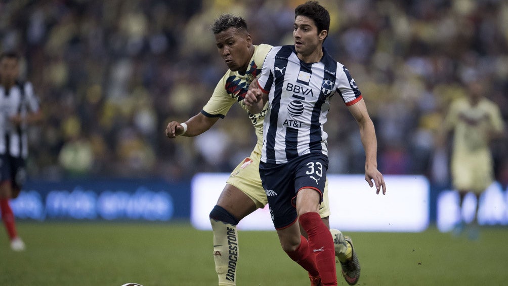 Roger Martínez pelea el balón con Stefan Medina 