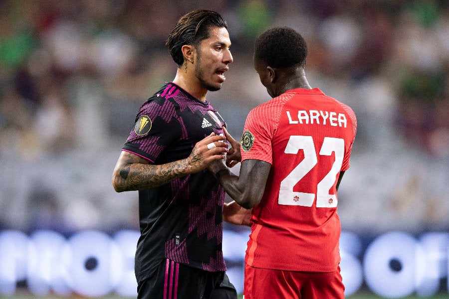 Carlos Salcedo durante un partido con el Tri