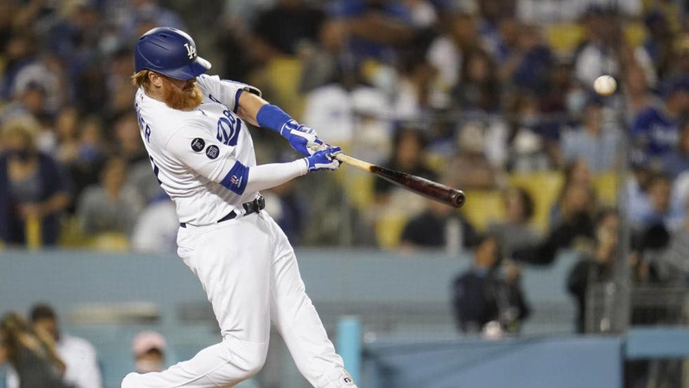 Justin Turner conecta un jonrón durante la cuarta entrada 