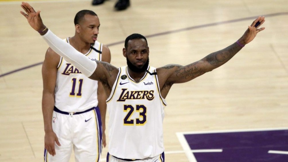 LeBron James en un partido con los Lakers