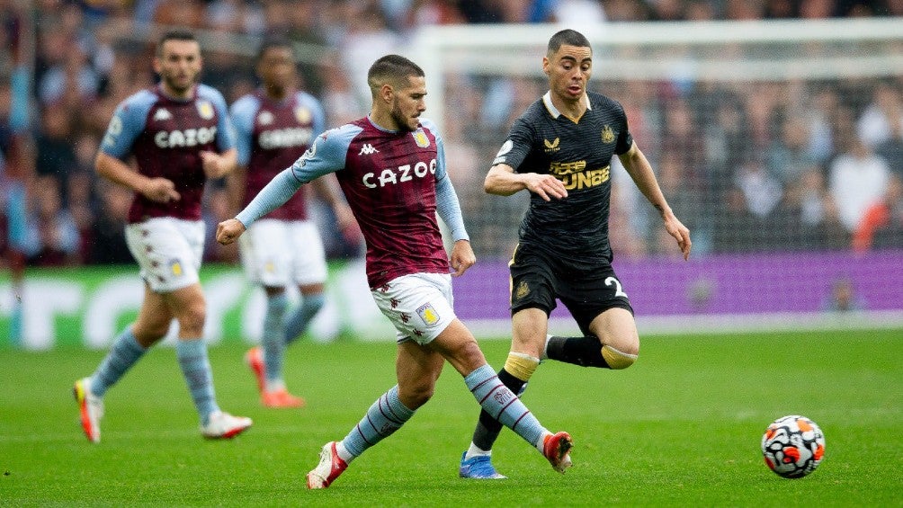 Emiliano Buendía en acción con el Aston Villa