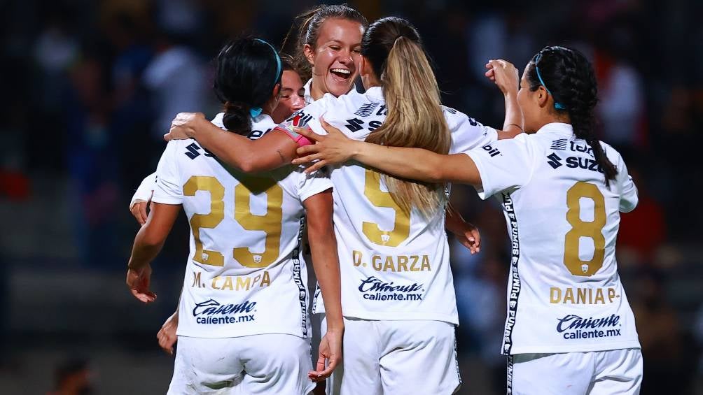 Las jugadoras de Pumas celebrando un gol