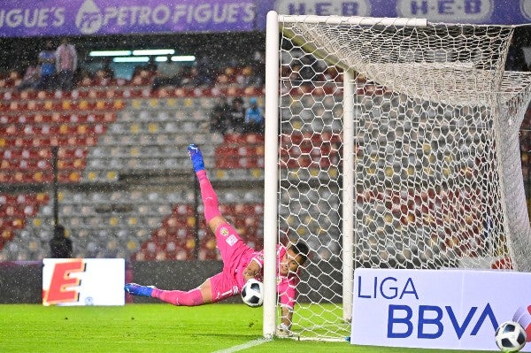 Raúl Gudiño defiende el arco del Rebaño Sagrado