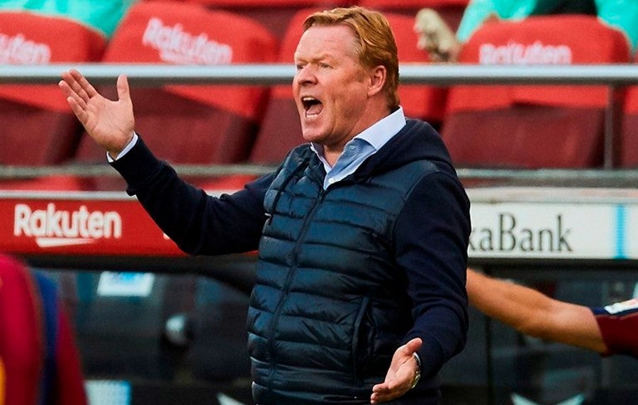 Ronald Koeman dirigiendo al Barcelona