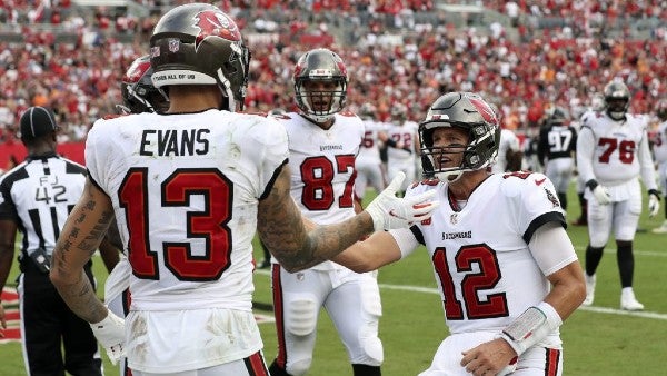 Tom Brady con los Buccaneers durante partido