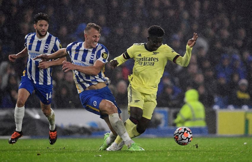 Buyako Saka del Arsenal protegiendo el balón ante Dan Burn