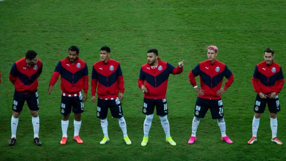 Jugadores de Chivas previo al partido ante Atlas