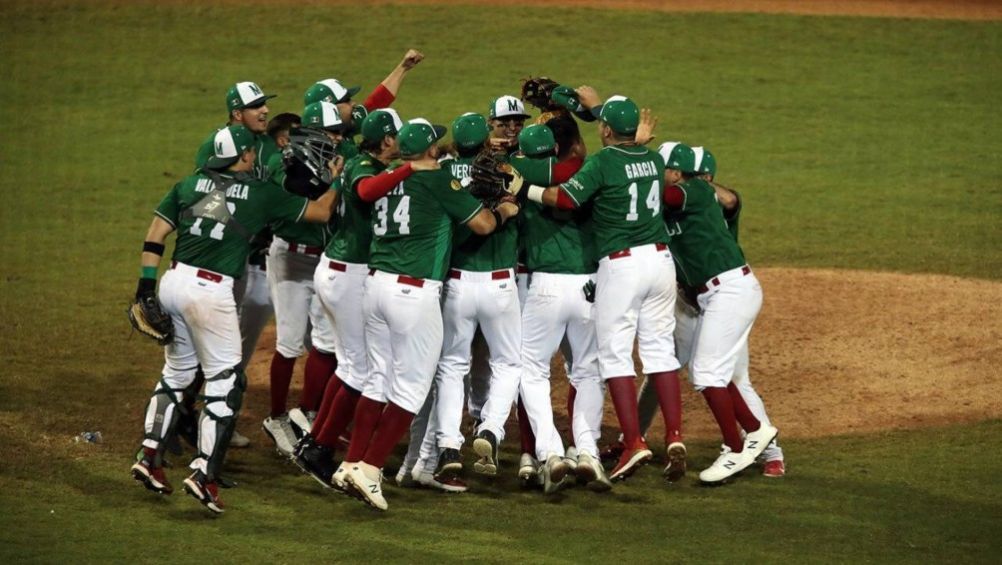 Selección Mexicana celebrando el triunfo sobre Colombia