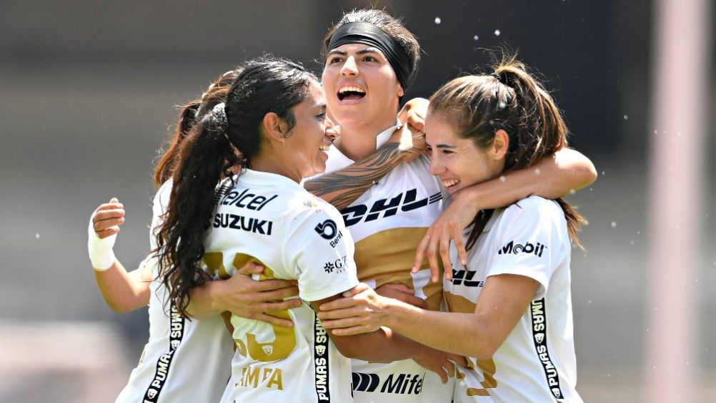 Jugadoras de Pumas celebrando el gol del triunfo ante Chivas