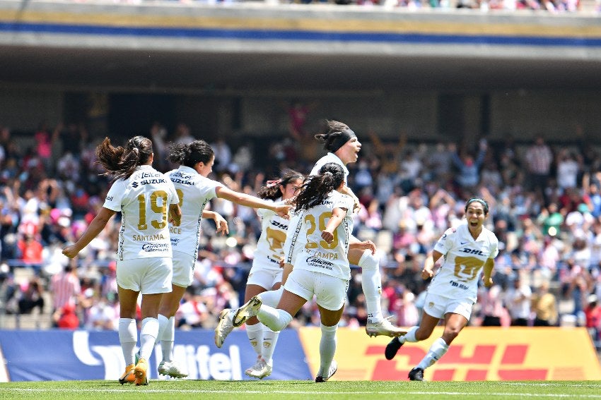 Jugadoras de Pumas celebrando el gol del triunfo ante Chivas