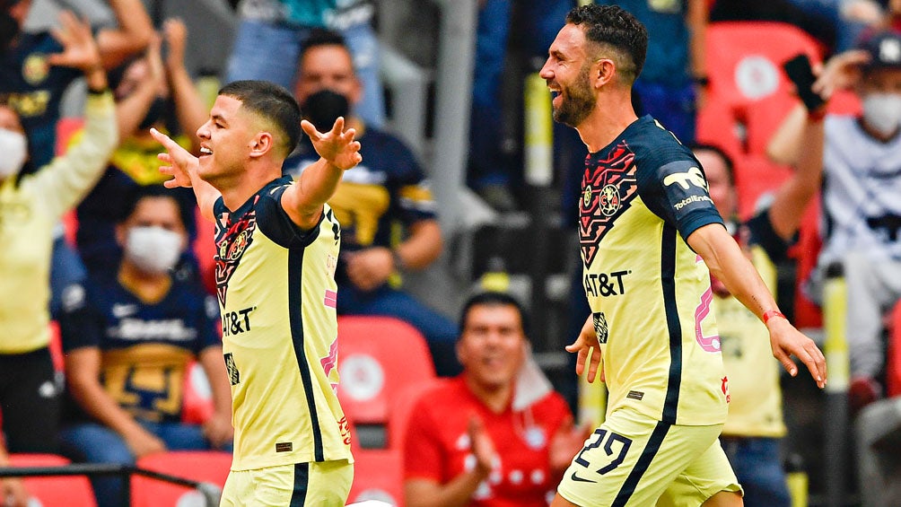 Jugadores de América en festejo de gol