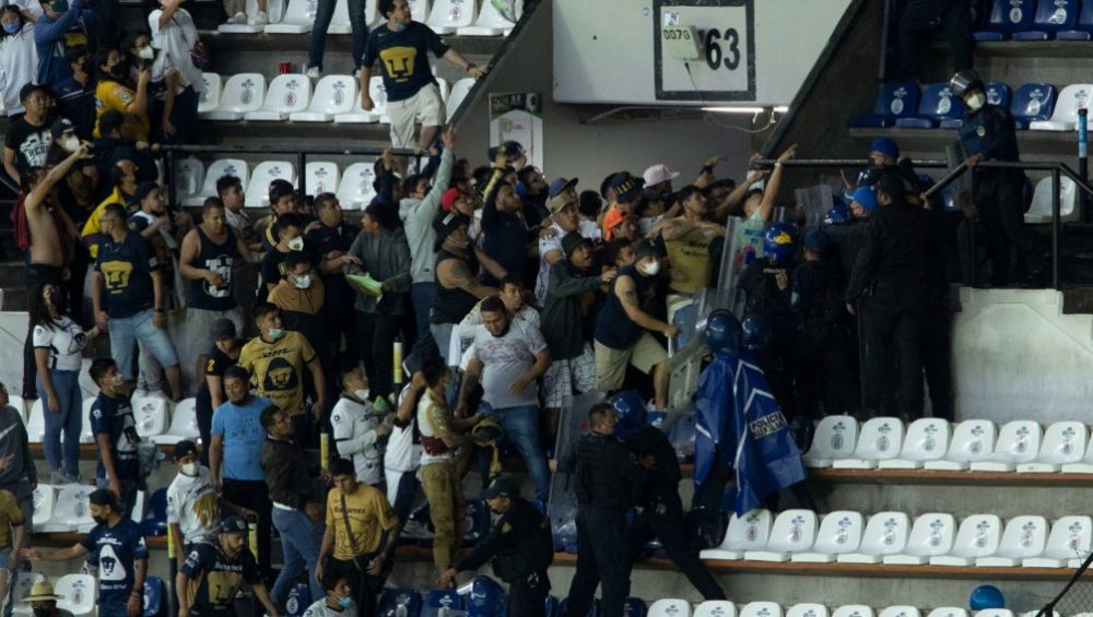 América vs Pumas: La violencia se apoderó de las tribunas ...