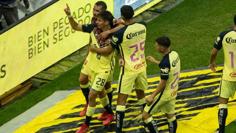 Jugadores de América celebran un gol 