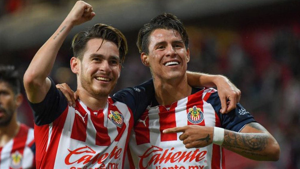 Angulo y Chicote celebrando un gol con Chivas 