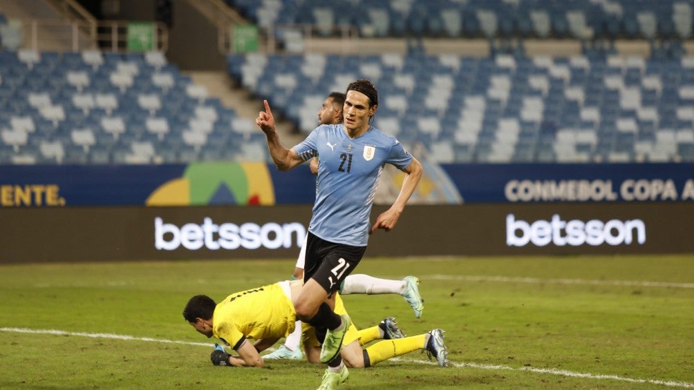 Edinson Cavani durante partido con la Selección de Uruguay