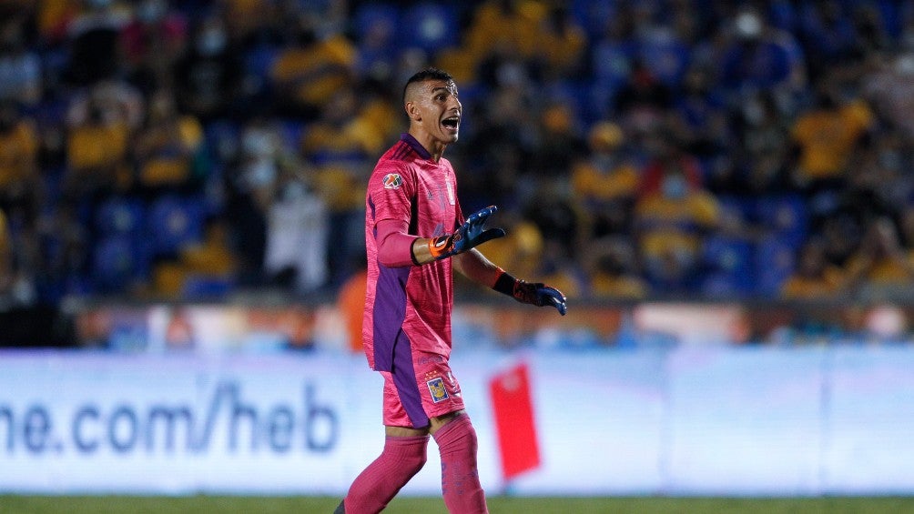 Nahuel Guzmán durante un partido con Tigres