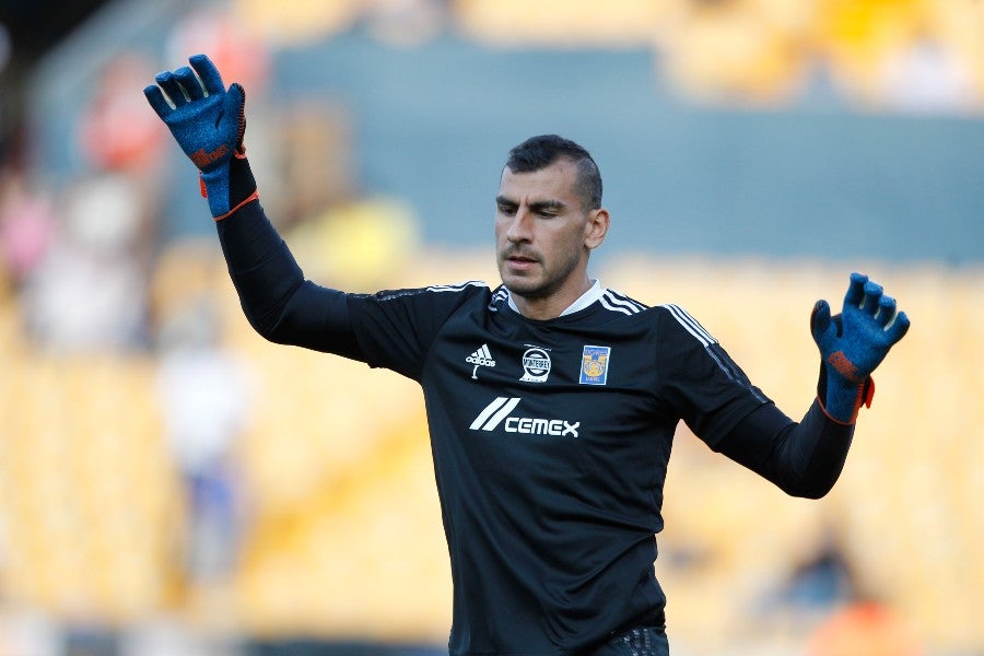 Nahuel Guzmán durante un partido con Tigres