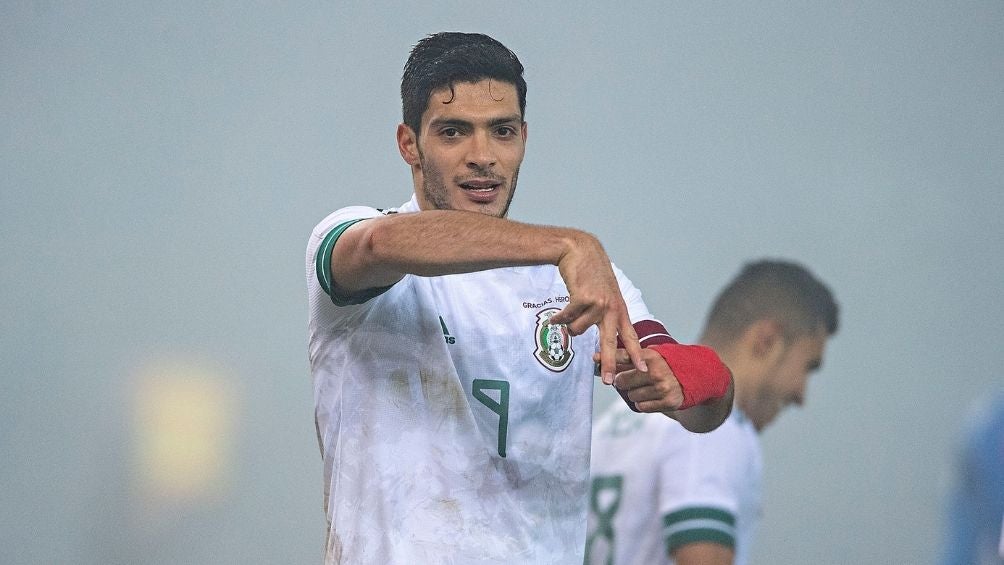 Raúl Jiménez en partido con la Selección 