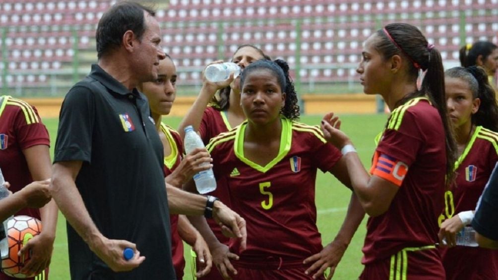 Zseremeta con jugadoras venezolanas