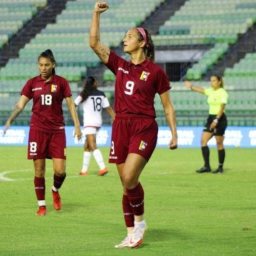 Deyna Castellanos en un partido con su selección 