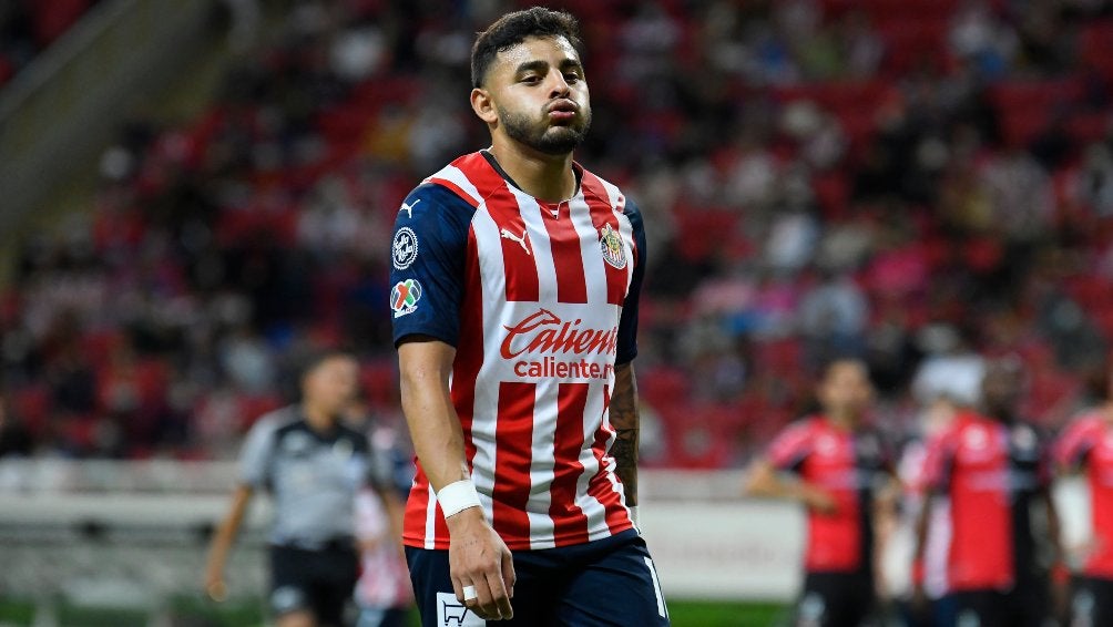 Alexis Vega en acción con Chivas