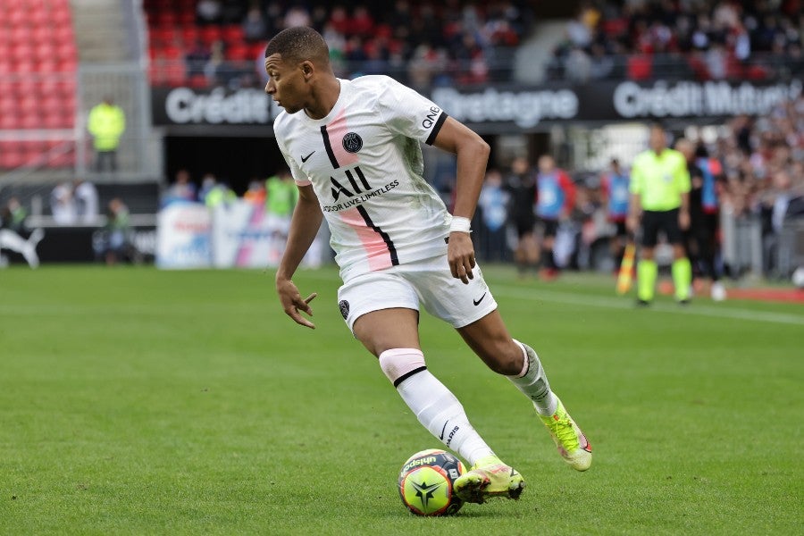 Kylian Mbappé durante un partido con el PSG