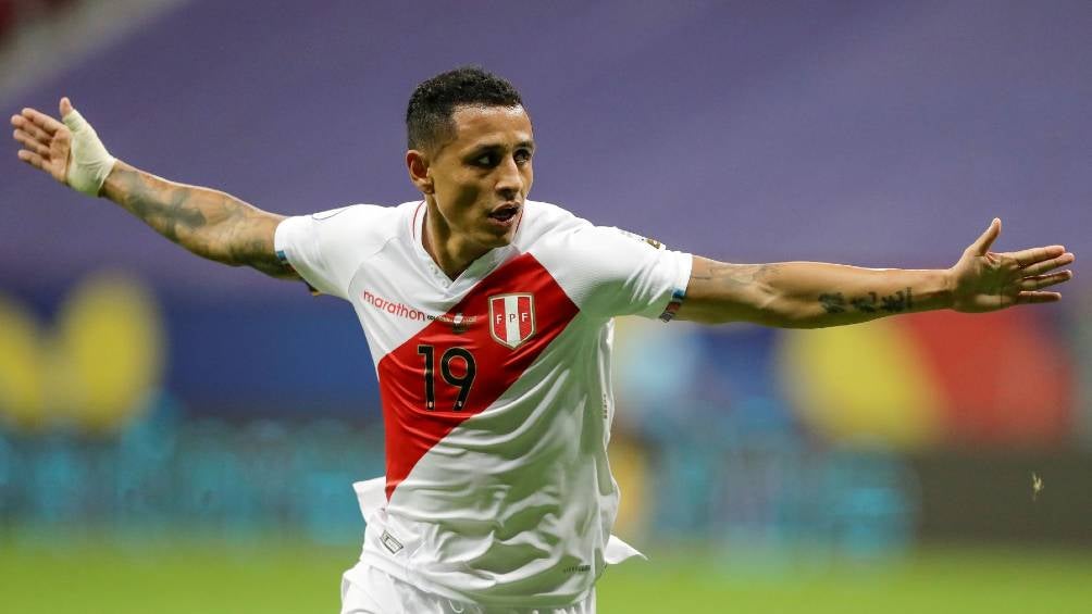 Yoshimar Yotún en un partido con Perú