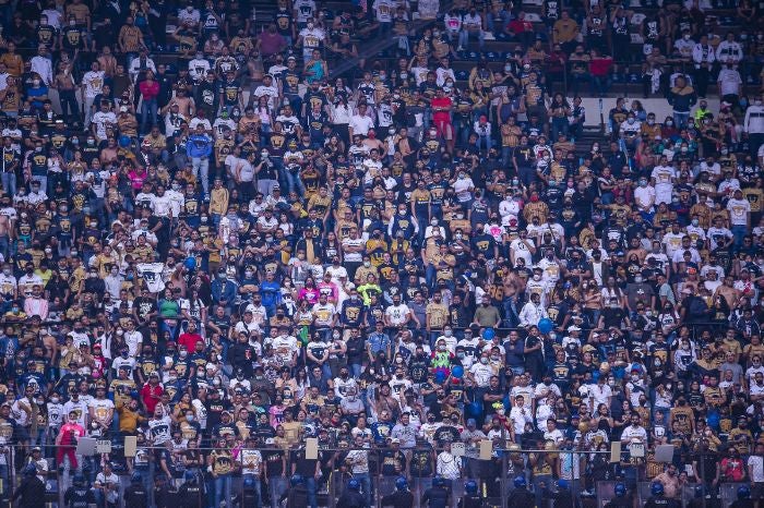 Afición de Pumas en el Estadio Azteca