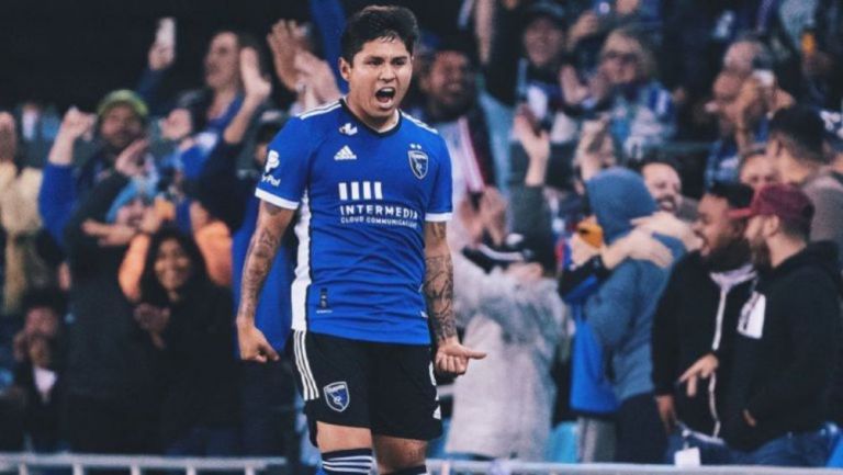 Chofis López festeja un gol con el Earthquakes de San José 