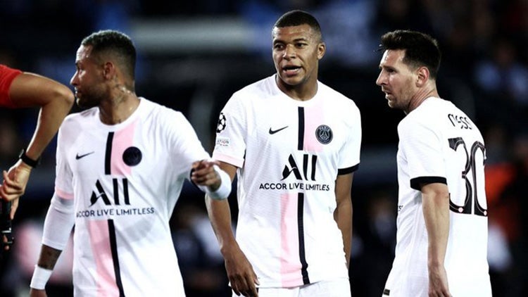 Mbappé y Messi  durante un duelo con el PSG