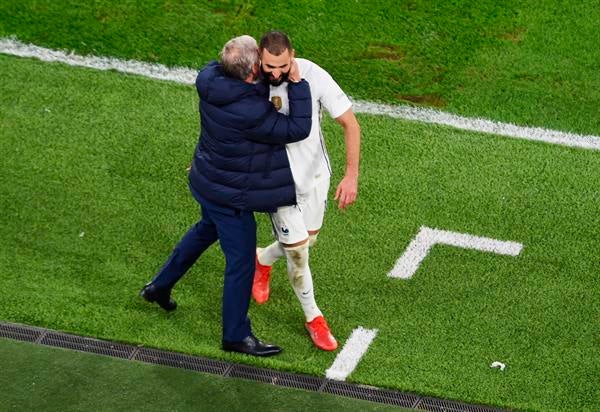 Didier Deschamps felicita a Karim Benzema durante la Semifinal de la Nations League