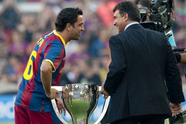 Xavi en su paso por el Barcelona junto a Joan Laporta