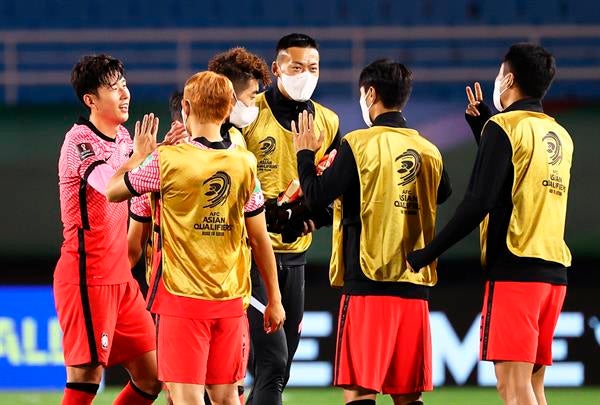 Jugadores de Corea del Sur celebran el marcador del partido