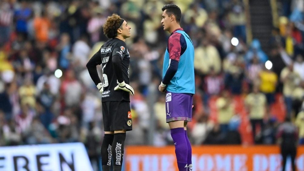 Ochoa y Gudiño en un partido 