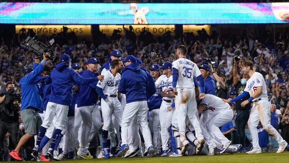 Jugadores de Dodgers celebran victoria frente a Cardinals