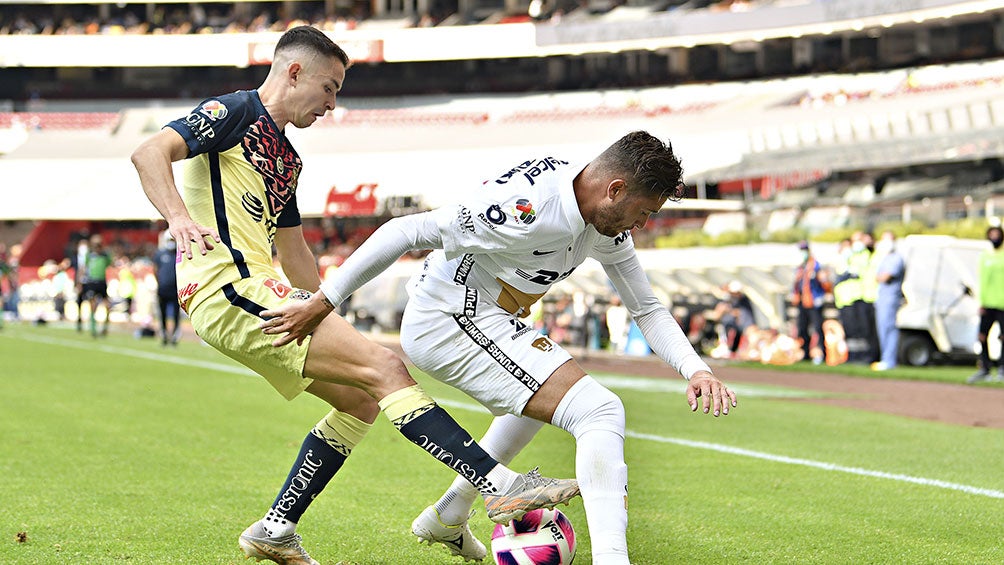 Fidalgo y Ortiz disputan el balón en el América vs Pumas