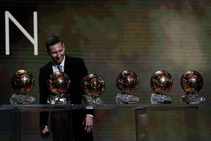 Messi posa con sus balones de Oro 