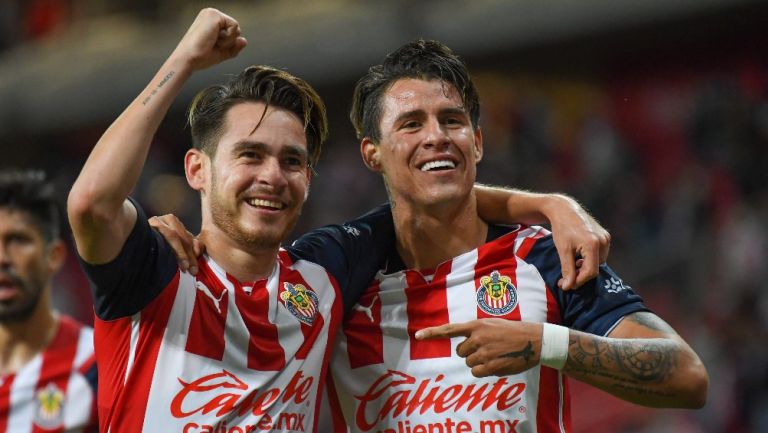 Angulo y Chicote celebrando un gol con Chivas