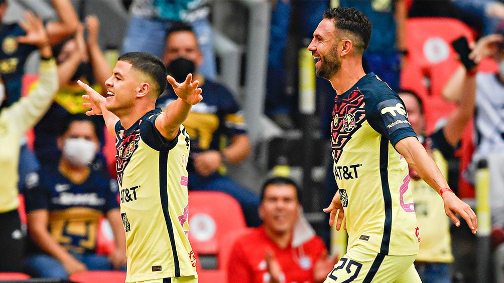 Jugadores del América festejando un gol 