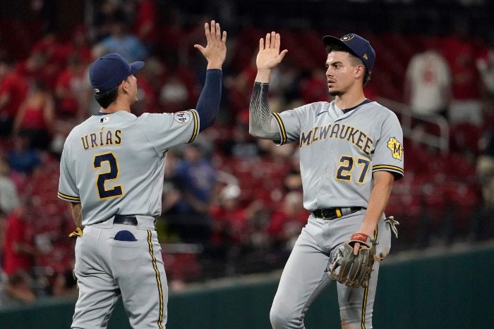 Willy Adames (27) y Luis Urias en festejo