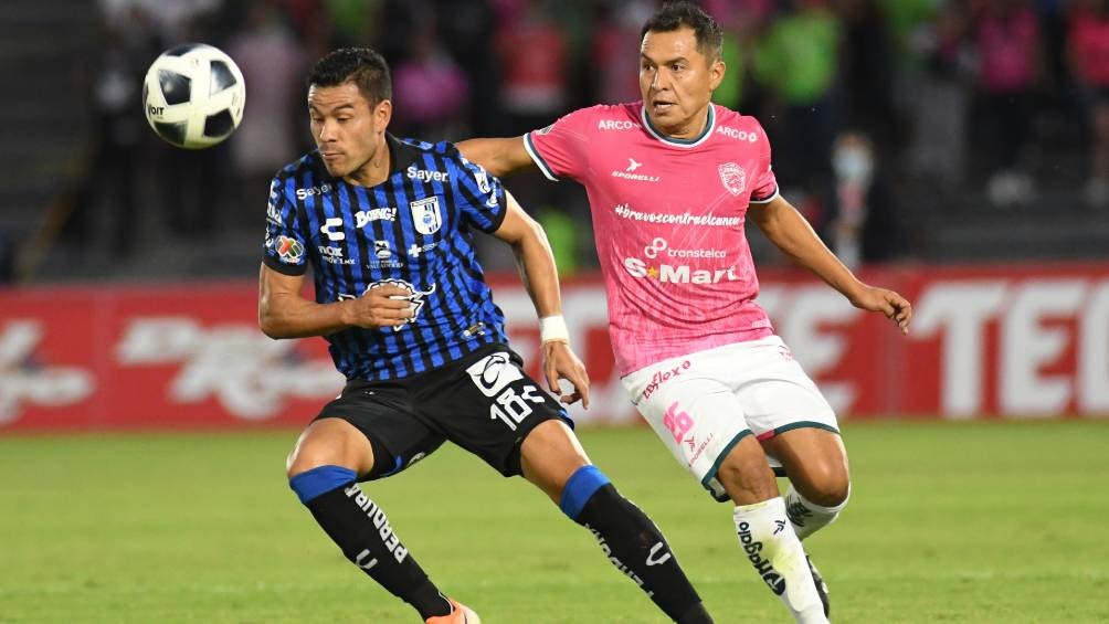 Los jugadores de Querétaro y Juárez disputando la pelota