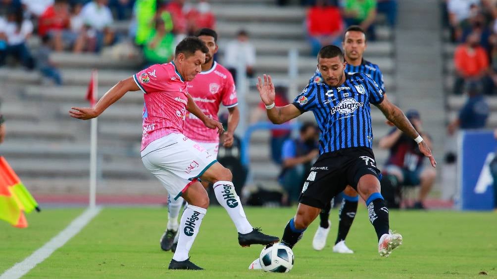 Los jugadores de Querétaro y Juárez disputando la pelota